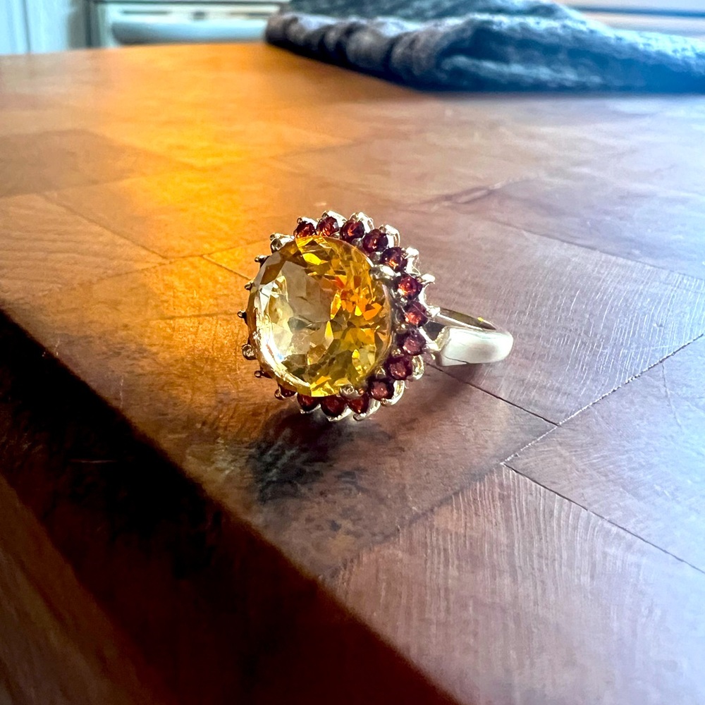 10K GOLD LARGE CITRINE AND GARNET RING 7g
